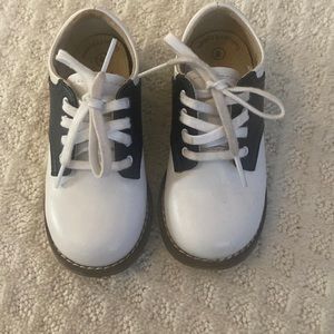 Footmates size 8 navy and white saddle shoes